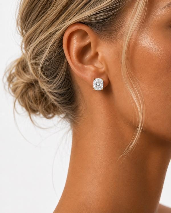 Cushion cut diamond stud